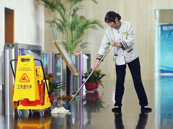 為什么現(xiàn)在很多企業(yè)保潔選擇托管，而不是自招呢？